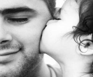 Puzzle Μπαμπάς λαμβάνει ένα φιλί και μια αγκαλιά από την κόρη του